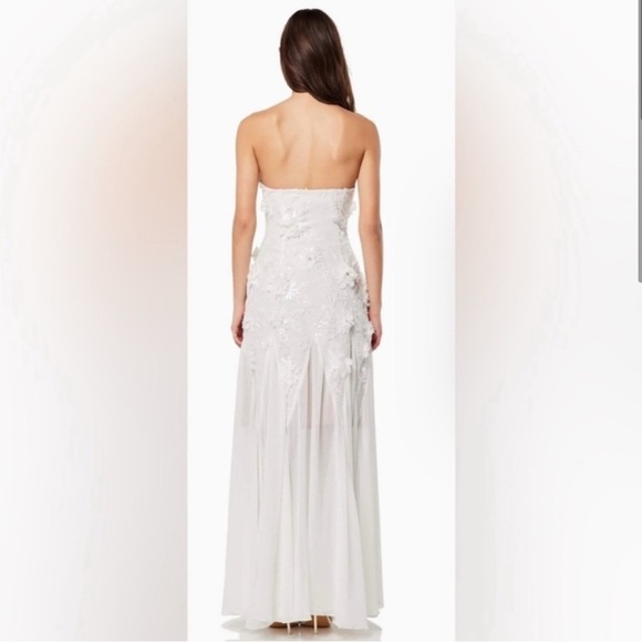 Elliatt Evadne Bridal Gown in Ivory/ Size Small - Picture 2 of 10